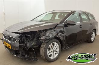 Unfallwagen Kia Ceed 1.0 T-GDi Navi Camera Clima DynamicLine 2021/8