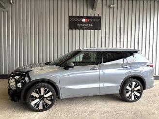 krockskadad bil bus Mitsubishi Outlander 2.4 PHEV 4WD Top Panorama / VOLL 2025/5