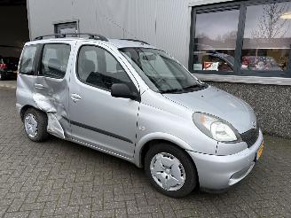 Damaged car Toyota Yaris-verso 1.3 16V VVT-i Luna Automaat 2000/3