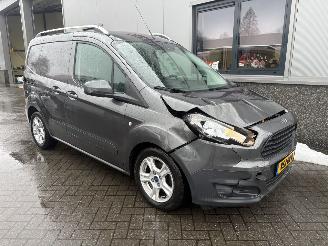 krockskadad bil bedrijf Ford Transit Courier Van 1.0 Trend benzine marge auto. 2017/7