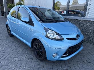 damaged passenger cars Toyota Aygo 1.0 VVT-i Dynamic Blue 2013/12