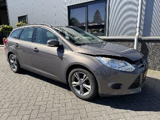 damaged passenger cars Ford Focus 1.0 EcoBoost Edition 2013/11