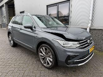 krockskadad bil auto Volkswagen Tiguan 1.4 TSI eHybrid Plug-in JHT-24-B 2021/8