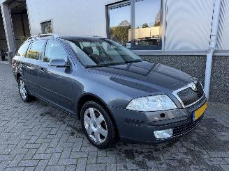 Vaurioauto  passenger cars Skoda Octavia 2.0 FSI Elegance Attractive Business Automaat 20-GXL-5 2008/9