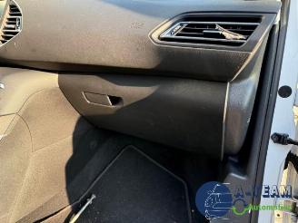 Peugeot 308 308 SW (L4/L9/LC/LJ/LR), Combi 5-drs, 2014 / 2021 1.2 12V e-THP PureTech 130 picture 20
