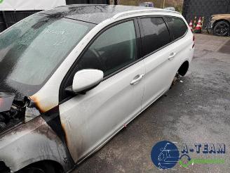 Peugeot 308 308 SW (L4/L9/LC/LJ/LR), Combi 5-drs, 2014 / 2021 1.2 12V e-THP PureTech 110 picture 6