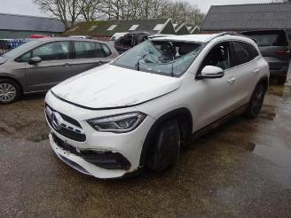 Auto da rottamare Mercedes GLA GLA (H247), SUV, 2020 1.3 200 Turbo 16V 2021/1