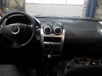 Dacia Sandero Sandero (BS) Hatchback 1.2 16V (D4F-732(D4F-F7)) [55kW]  (11-2008/12-2=
012) picture 5