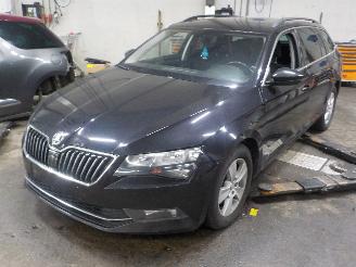 Coche siniestrado Skoda Superb Superb Combi (3V5) Combi 1.5 TSI Evo 16V (DPCA) [110kW]  (02-2017/...)= 2019