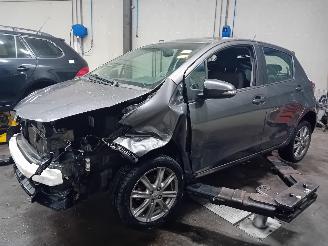 Salvage car Toyota Yaris Yaris III (P13) Hatchback 1.33 16V Dual VVT-I (1NRFE) [73kW]  (09-2011=
/09-2020) 2012/3