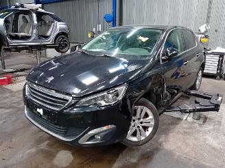 Coche siniestrado Peugeot 308 308 (L3/L8/LB/LH/LP) Hatchback 5-drs 2.0 BlueHDi 150 16V (DW10FD(AHX))=
 [110kW]  (11-2013/12-2021) 2014