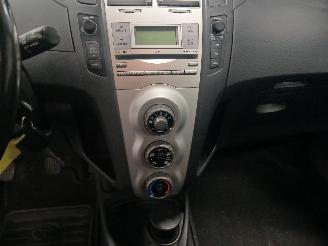 Toyota Yaris Yaris II (P9) Hatchback 1.3 16V VVT-i (2SZFE) [64kW]  (08-2005/11-2010=
) picture 17