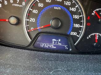 Hyundai I-10 i10 (B5) Hatchback 1.0 12V (G3LA) [49kW]  (08-2013/06-2020) picture 2