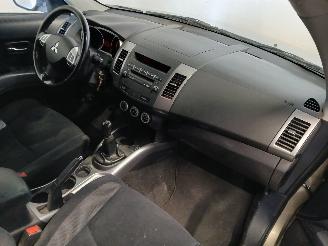 Mitsubishi Outlander Outlander (CW) SUV 2.4 16V Mivec 4x2 (4B12) [125kW]  (11-2006/11-2012)= picture 8