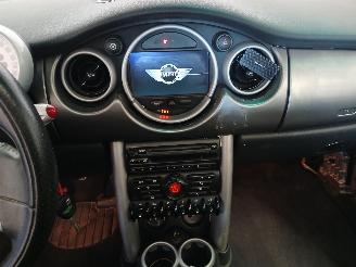 Mini Mini Mini Cooper S (R53) Hatchback 1.6 16V (W11-B16A) [120kW]  (03-2002/09-=
2006) picture 17