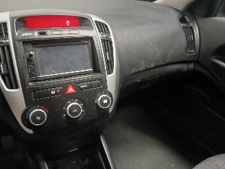 Kia Cee d Cee'd Sporty Wagon (EDF) Combi 1.4 16V (G4FA) [66kW]  (07-2009/12-2012=
) picture 16