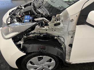 Toyota Aygo Aygo (B40) Hatchback 1.0 12V VVT-i (1KR-FE) [51kW]  (05-2014/06-2018) picture 12