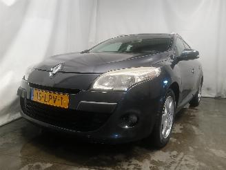 krockskadad bil auto Renault Mégane Megane III Grandtour (KZ) Combi 5-drs 1.6 16V (K4M-858(K4M-R8)) [81kW]=
  (05-2009/08-2015) 2010/6