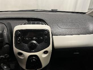 Peugeot 108 108 Hatchback 1.0 12V (1KRFE(CFB)) [51kW]  (05-2014/...) picture 19