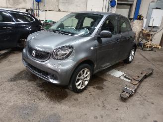 Coche siniestrado Smart Forfour Forfour (453) Hatchback 5-drs 1.0 12V (M281.920) [52kW]  (07-2014/...)= 2017/1