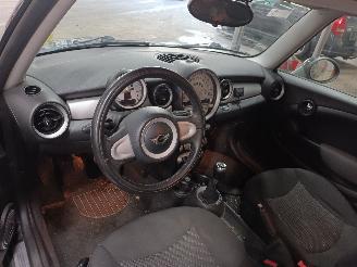 Mini Mini Mini (R56) Hatchback 1.4 16V One (N12-B14A) [70kW]  (11-2006/03-2010) picture 5