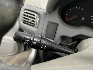 Nissan Micra Micra (K11) Hatchback 1.4 16V (CGA3DE) [60kW]  (09-2000/02-2003) picture 17
