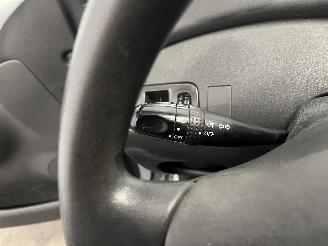 Toyota Yaris Yaris (P1) Hatchback 1.3 16V VVT-i (2SZFE) [64kW]  (04-2002/09-2005) picture 17