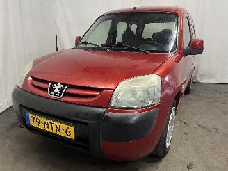 krockskadad bil auto Peugeot Partner Partner Combispace MPV 1.6 16V (TU5JP4(NFU)) [80kW]  (07-2001/03-2008)= 2006/8