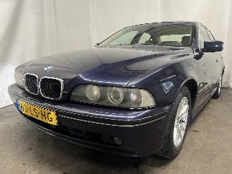 krockskadad bil auto BMW 5-serie 5 serie (E39) Sedan 520i 24V (M54-B22(226S1)) [125kW]  (09-2000/06-200=
3) 2003/4