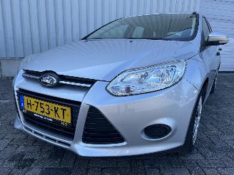 krockskadad bil auto Ford Focus Focus 3 Wagon Combi 1.0 Ti-VCT EcoBoost 12V 100 (M2DA(Euro 5)) [74kW] =
 (02-2012/05-2018) 2013/11