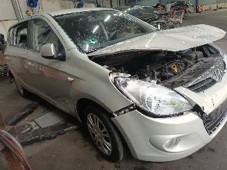 Hyundai I-20 i20 Hatchback 1.2i 16V (G4LA) [57kW]  (09-2008/12-2012) picture 2