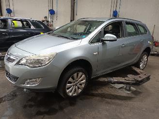 Vrakbiler auto Opel Astra Astra J Sports Tourer (PD8/PE8/PF8) Combi 1.4 Turbo 16V (A14NET(Euro 5=
)) [88kW]  (10-2010/04-2016) 2011/8