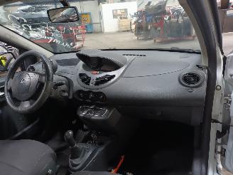Renault Twingo Twingo II (CN) Hatchback 1.5 dCi 90 (K9K-P8) [63kW]  (10-2010/...) picture 5