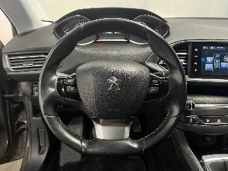 Peugeot 308 308 (L3/L8/LB/LH/LP) Hatchback 5-drs 1.2 12V e-THP PureTech 130 (EB2DT=
S(HNY)) [96kW]  (11-2013/06-2021) picture 16