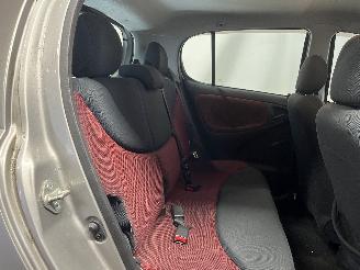 Toyota Yaris Yaris (P1) Hatchback 1.3 16V VVT-i (2SZFE) [64kW]  (04-2002/09-2005) picture 13