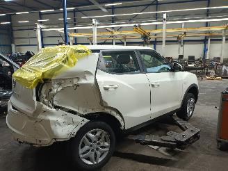 Ssang yong Tivoli Tivoli SUV 1.6 e-XGi 16V 2WD (173.910) [94kW]  (04-2015/...) picture 3