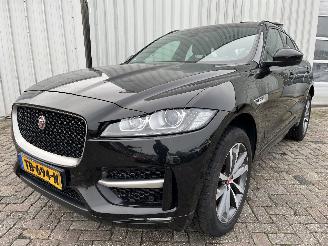 uszkodzony samochody osobowe Jaguar F-Pace F-Pace SUV 2.0 D 180 16V AWD (204DTD(AJ20D4)) [132kW]  (09-2015/12-202=
5) 2018/8