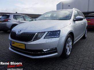 Vaurioauto  passenger cars Skoda Octavia Combi 1.6 TDI Greentech Style Business Automaat 2017/6
