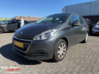 Damaged car Peugeot 208 1.2 PureTech Active 82pk 2016/6