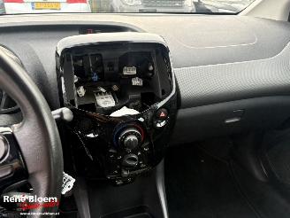 Peugeot 108 1.0 e-VTI Allure 72pk 5drs Airco picture 19