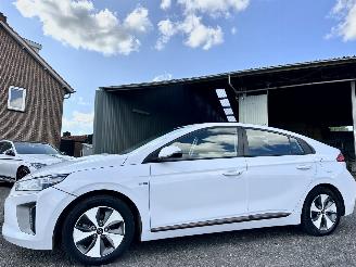 krockskadad bil auto Hyundai Ioniq Comfort EV 120pk aut + f1 flippers - nap - 2x laadkabels - navi - camera - front + line assist - wegenbelastingvrij - keyless entry + start 2018/2