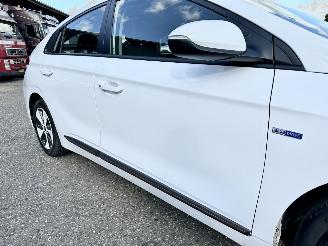 Hyundai Ioniq Comfort EV 120pk aut + f1 flippers - nap - 2x laadkabels - navi - camera - front + line assist - wegenbelastingvrij - keyless entry + start picture 80