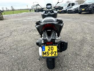 Honda  ADV 350A 29pk Matgrijs - keyless - handvat verwarming - abs - slechts 5284km gelopen - lichte krassen picture 7