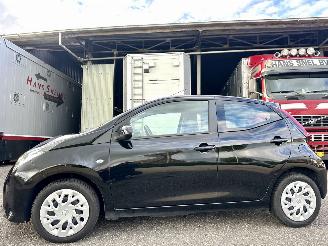 dommages Toyota Aygo 1.0 VVT-i 72pk X-Play 5drs - 51dkm nap - camera - airco - cruise - aux - usb - vaste prijs - bleutooth - stuurbediening