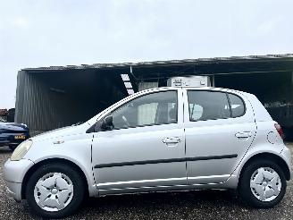 Coche accidentado Toyota Yaris 1.0-16V VVT-i 68pk L.Luna - airco - 96dkm nap - 5 deurs - stuurbrk - cv - lederen stuurwiel - zo rijdbaar 2000/8