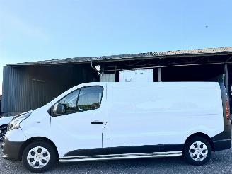 krockskadad bil bedrijf Renault Trafic Gereserveerd 2.0 dCi 120pk 6-bak T29 L2/H1 Bns - 3pers - facelift - 34dkm - pdc - trekh - navi - airco - cruise - aux - usb 2021/8