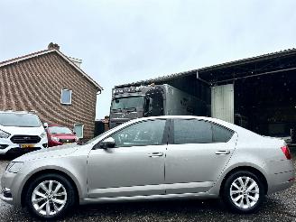 krockskadad bil auto Skoda Octavia 1.0 TSI 115pk 6-bak Greentech Amb Bus sedan - navi - clima - cruise - pdc v+a - licht + regensensor 2017/5