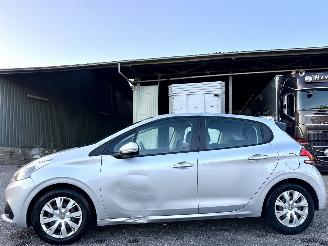 Coche accidentado Peugeot 208 1.2 PureTech 82pk BlueLion 5drs - 86dkm nap - navi - cruise - pdc - airco - aux - usb - touchscreen - facelift 2018/2