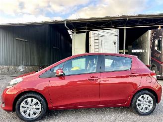 krockskadad bil auto Toyota Yaris 1.3 VVT-i 99pk automaat + f1 Aspiration 5drs - nap - camera - airco - cruise - trekh - 4x nieuwe banden 2013/7