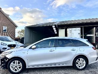 Vaurioauto  passenger cars Kia Ceed Sportswagon 1.0 T-GDi 99pk 6-bak 2021/5